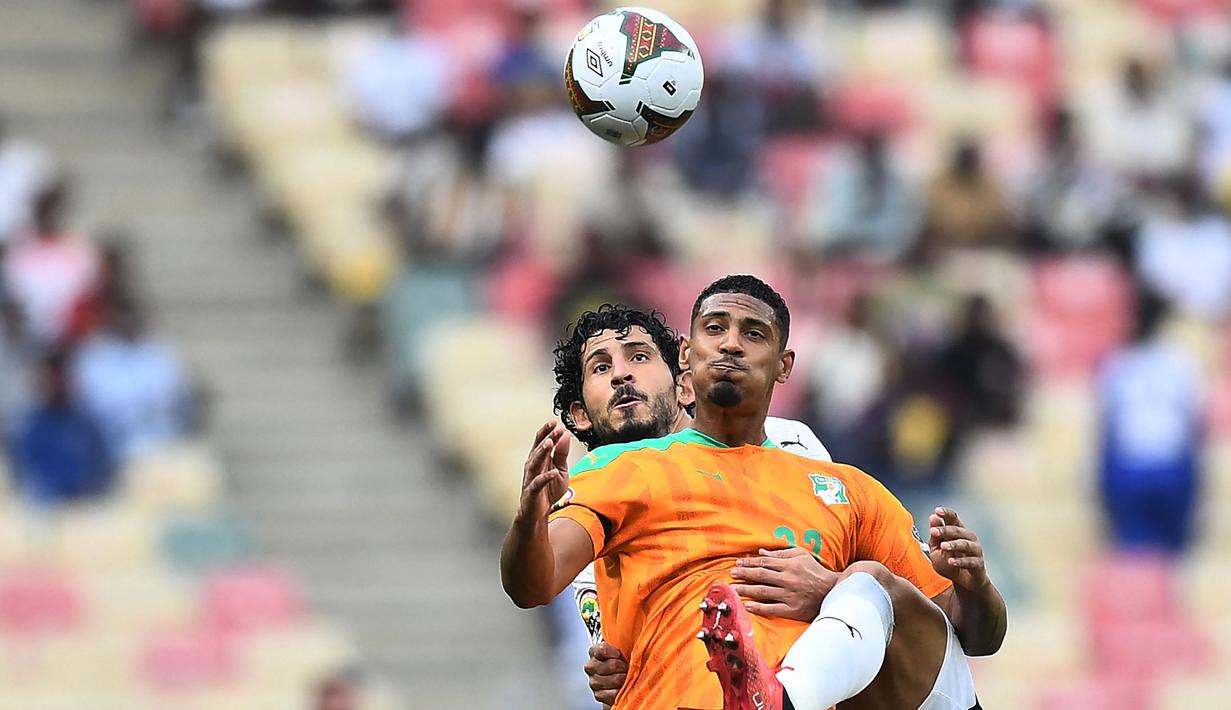 Di babak kedua, Sebastien Haller (kanan) membuat kesempatan emas pada menit ke-70. Ia memiliki peluang dari jarak dekat, namun sundulannya masih mampu dihalau oleh kiper Mohamed El-Shenawy. (AFP/Charly Triballeau)