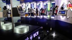 Warga melakukan transaksi di mesin ATM kawasan Kuningan, Jakarta, Rabu (12/10/2022). Data Bank Indonesia (BI) mengungkapkan, nilai transaksi uang elektronik year on year (yoy) per Agustus 2022 mencapai Rp 35,5 triliun. (Liputan6.com/Johan Tallo)