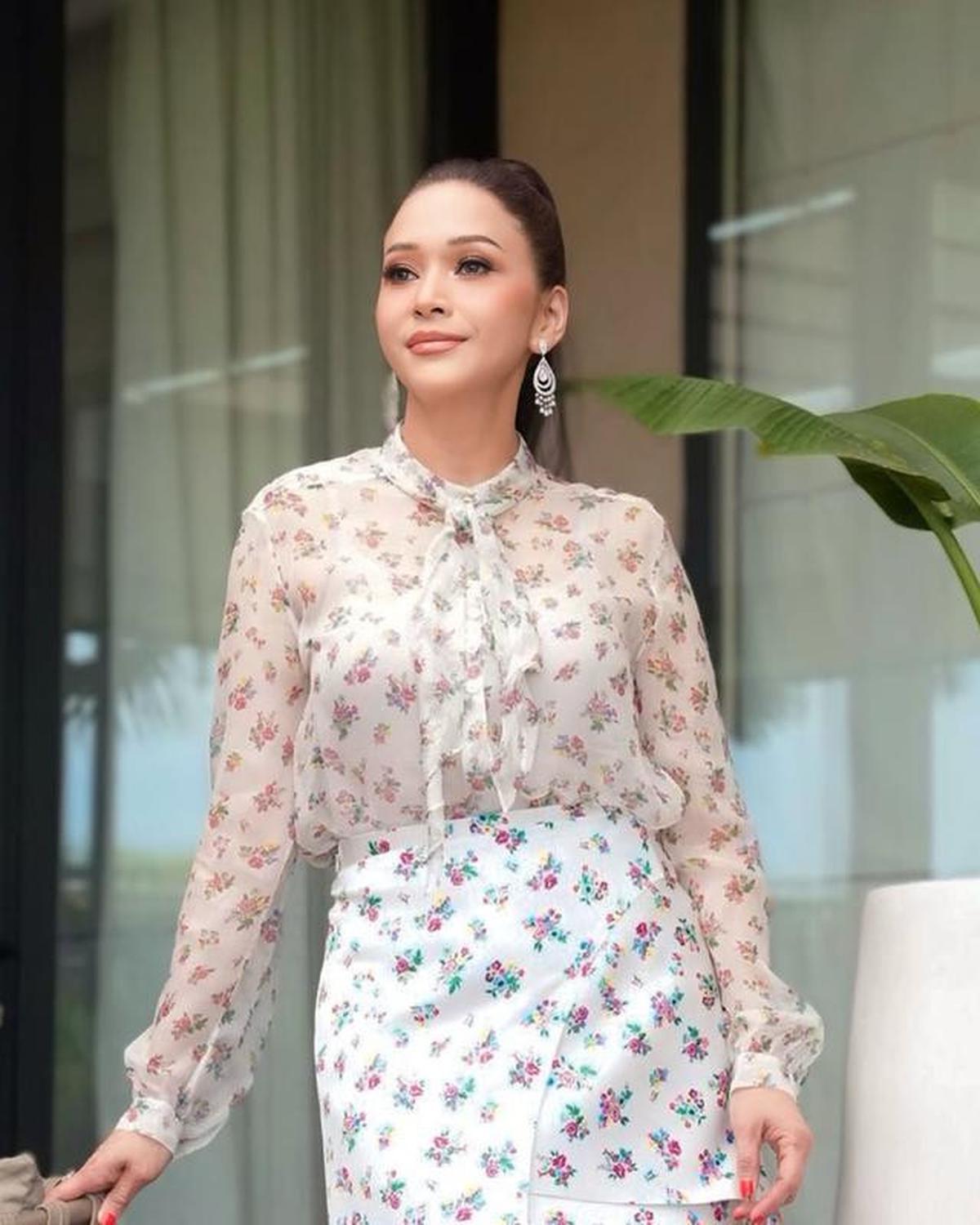 Genap Berusia 50 Tahun, Intip 9 Potret Awet Muda Maia Estianty