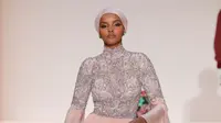 Model Halima Aden berjalan di atas catwalk menggenakan busana rancangan Sherri Hill Show selama New York Fashion Week 2019 di New York City (8/2). Halima merupakan model berhijab keturunan Amerika-Somalia. (AFP Photo/Ben Gabbe)