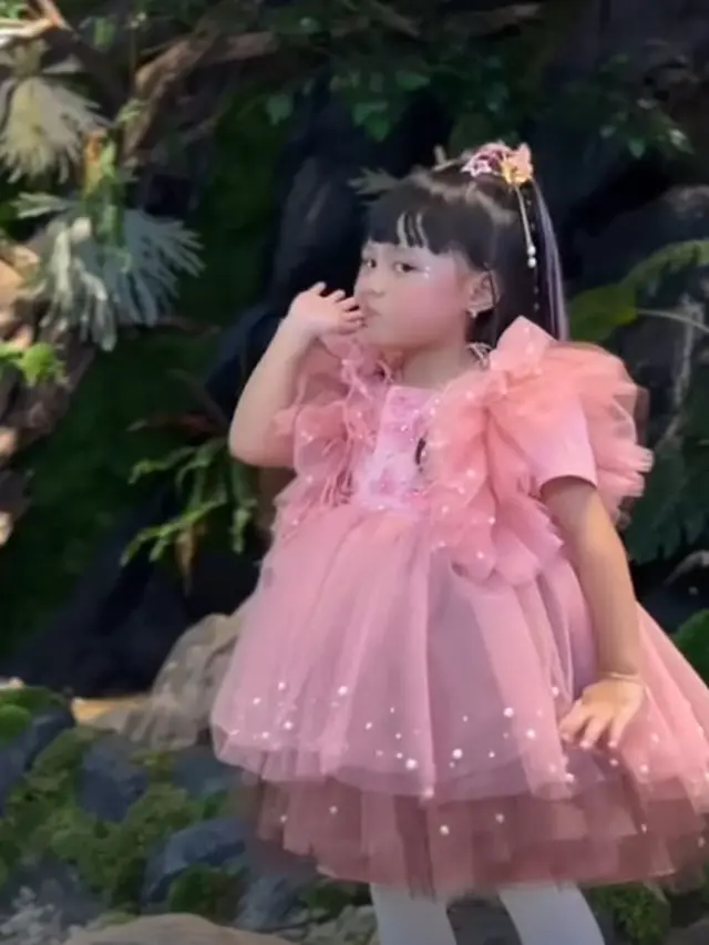 Momen Ameena Nyanyi di Atas Panggung (Foto: Instagram @aurelie.hermansyah/@attahalilintar/@ameenaatta)
