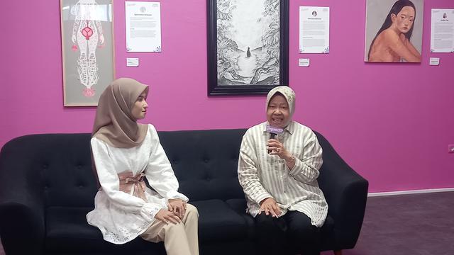 Peringatan Hari Kartini 21 April, Menteri Sosial atau Mensos Tri Rismaharini menghadiri pameran seni bertajuk Kartini Nyeni di Senyawa+ Space, Cikini, Jakarta Pusat pada Minggu (21/4/2024).