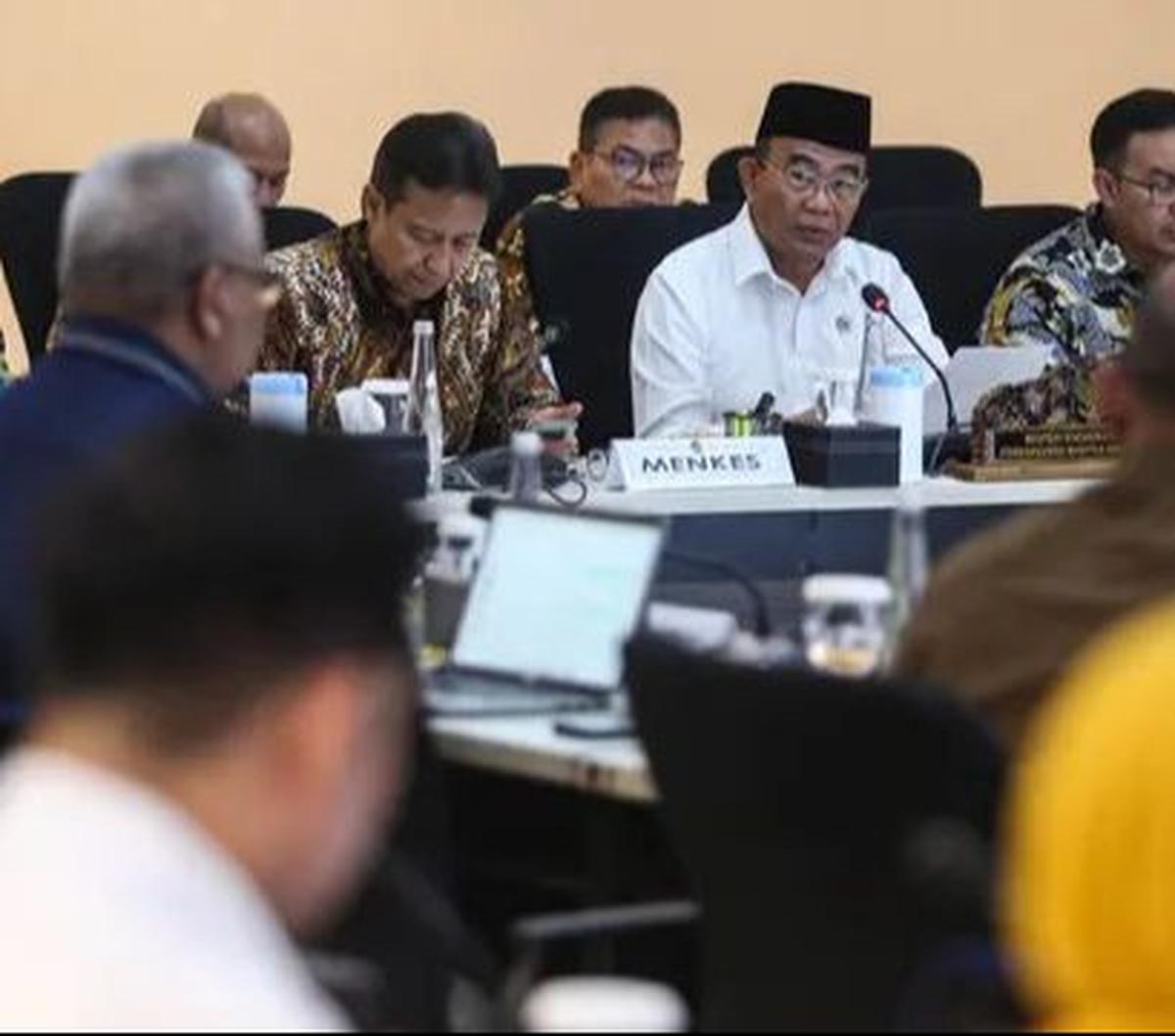 Menteri Koordinator Pembangunan Manusia dan Kebudayaan (PMK), Muhadjir Effendy (kedua kanan) menggelar rapat tingkat menteri di Gedung Kementerian Koordinator Pembangunan Manusia dan Kebudayaan, Jakarta, Rabu (21/8/2024).&nbsp;Rapat tingkat menteri terseb