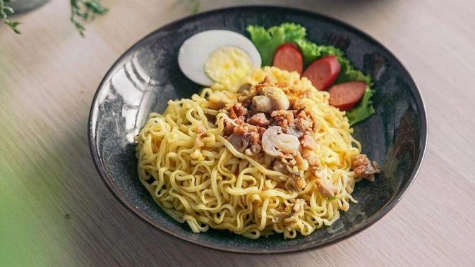 Sensasi Praktis Nikmati Bakmi Ayam Geprek Sambal Matah 