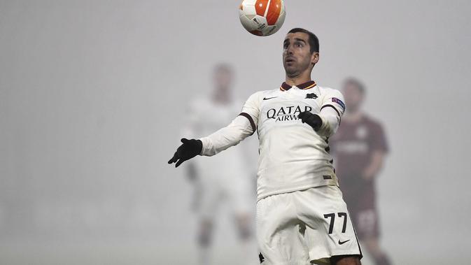 Gelandang AS Roma, Henrikh Mkhitaryan mengontrol bola saat bertanding melawan CFR Cluj selama pertandingan grup A Liga Europa di Cluj-Napoca, Rumania (26/11/2020). AS Roma menang 2-0 atas CFR Cluj. (AFP/Alex Nicodim)