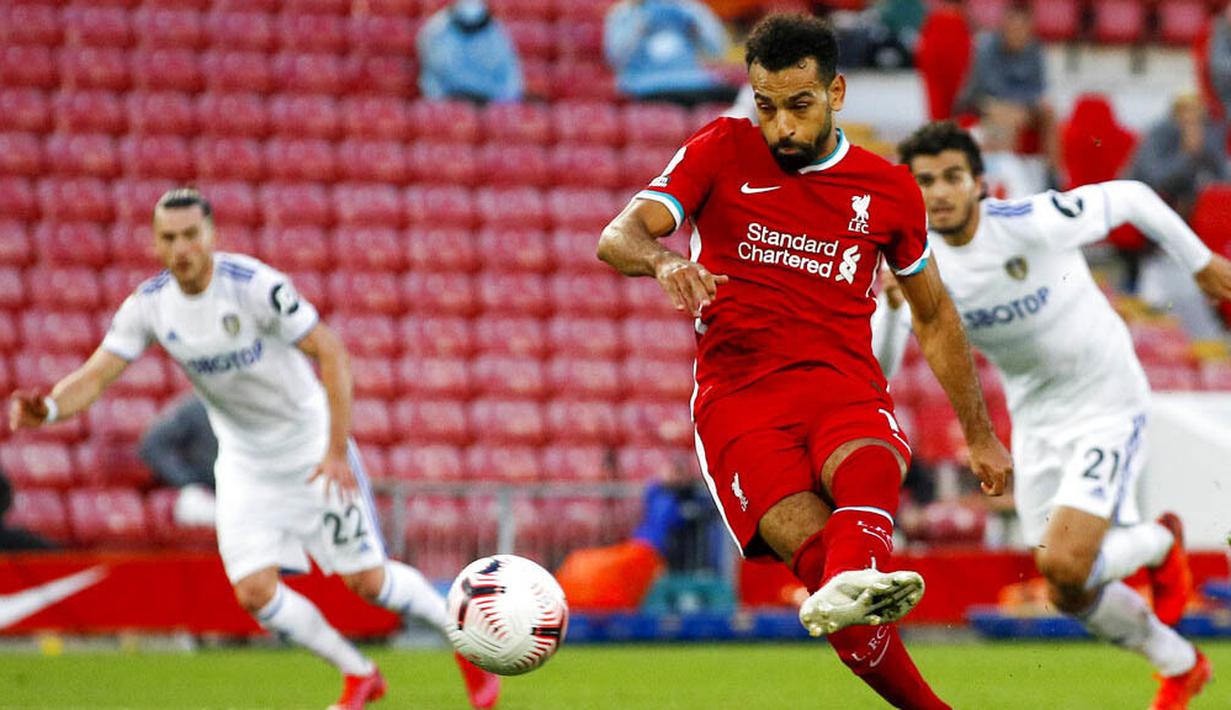 Penyerang Liverpool, Mohamed Salah, melepaskan tendangan penalti ke gawang Leeds United pada laga Premier League di Stadion Anfield, Minggu (13/9/2020). Liverpool menang dengan skor 4-3. (Phil Noble, Pool via AP)