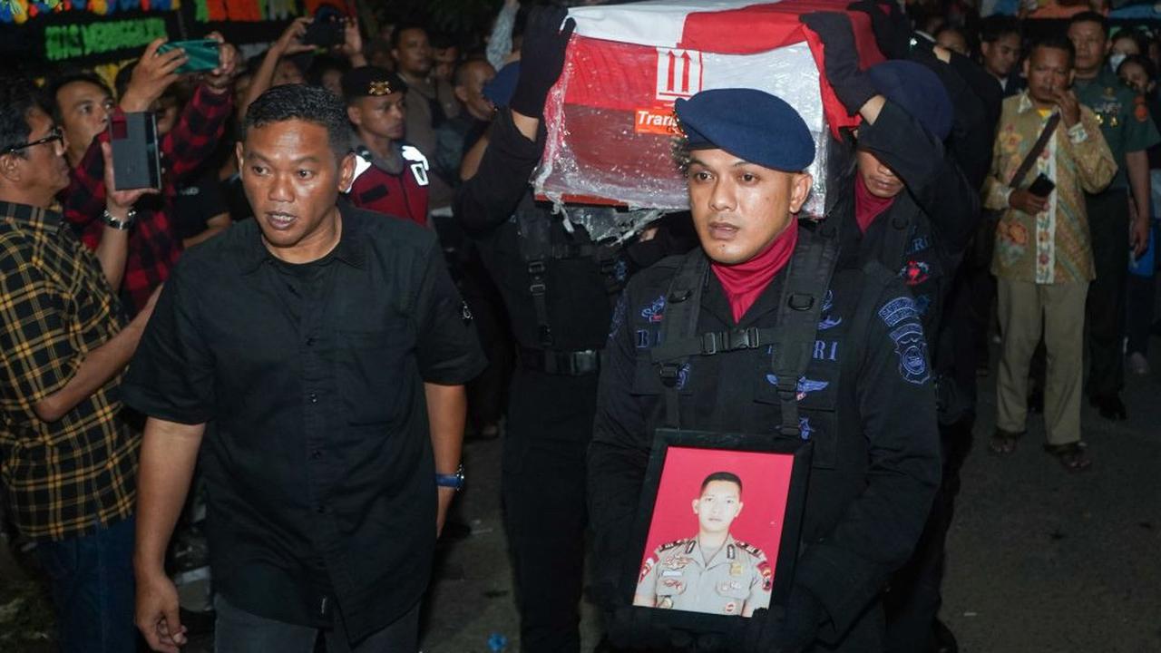 Kapolri Beri Kenaikan Pangkat Anumerta ke Almarhum AKP Ulil Ryanto