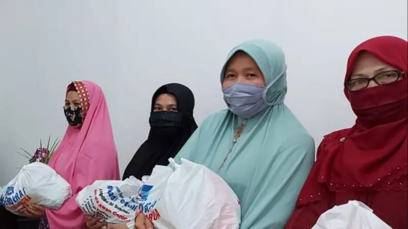 Ustazah Majelis Taklim di Padang, Sumbar menerima bantuan sembako di tengah pandemi corona Covid-19