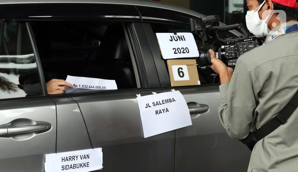 Tersangka suap pengadaan bantuan sosial penanganan COVID-19, Harry van Sidabukke (di dalam mobil) menjalani rekonstruksi perkara di Gedung KPK, Jakarta, Senin (1/2/2021). Rekonstruksi untuk mengumpulkan bukti tambahan suap pengadaan bansos penanganan COVID-19. (Liputan6.com/Helmi Fithriansyah)