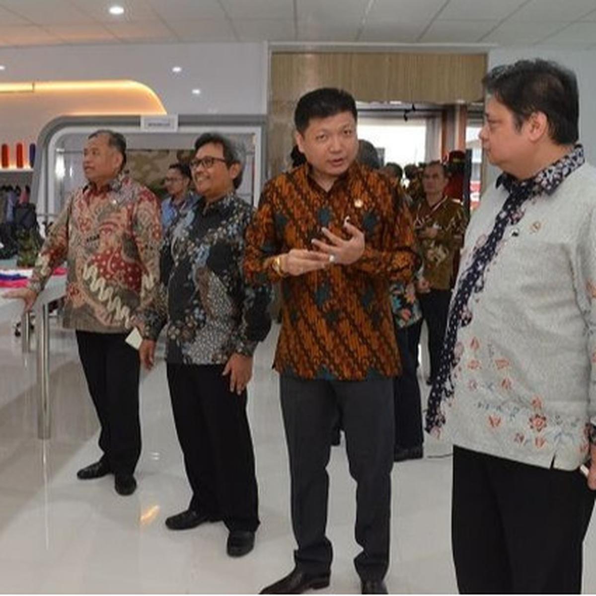 Dirut Sritex Iwan Setiawan Lukminto berbatik cokelat bareng Menperin Airlangga.