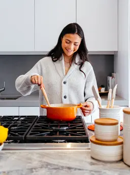 ilustrasi perempuan di dapur/Photo by Jason Briscoe on Unsplash