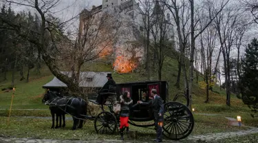 Tami dan adiknya Robin Varma tiba di Istana Bran, Brasov, Rumania (31/10). Kakak-Adik ini mengalahkan 88.000 orang dengan memenangkan kompetisi yang diselenggarakan oleh Airbnb untuk tinggal satu malam di Istana Bran. (Reuters/Inquam Photos/Octav Ganea)