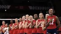 Pemain asal Amerika Serikat mendengarkan lagu kebangsaan sebelum menghadapi Brasil dalam pertandingan perebutan medali emas bola voli putri pada Olimpiade Musim Panas 2020, Minggu, 8 Agustus 2021, di Tokyo, Jepang. (Foto AP/Manu Fernandez)