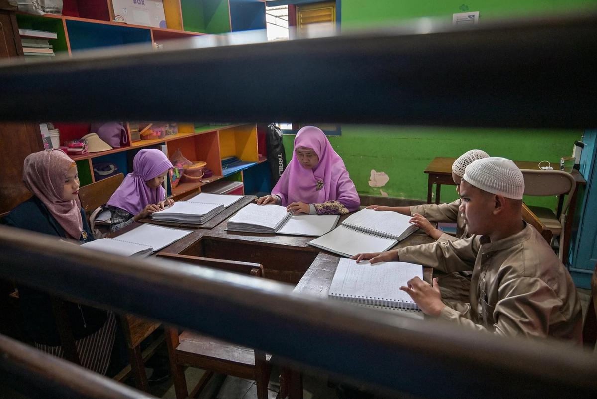 FOTO: Semangat Siswa Tunanetra Pelajari Al Quran Braille di Bulan Ramadan