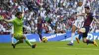 Messi berusaha untuk cetak gol di El Clasico ( REUTERS/Sergio Perez)
