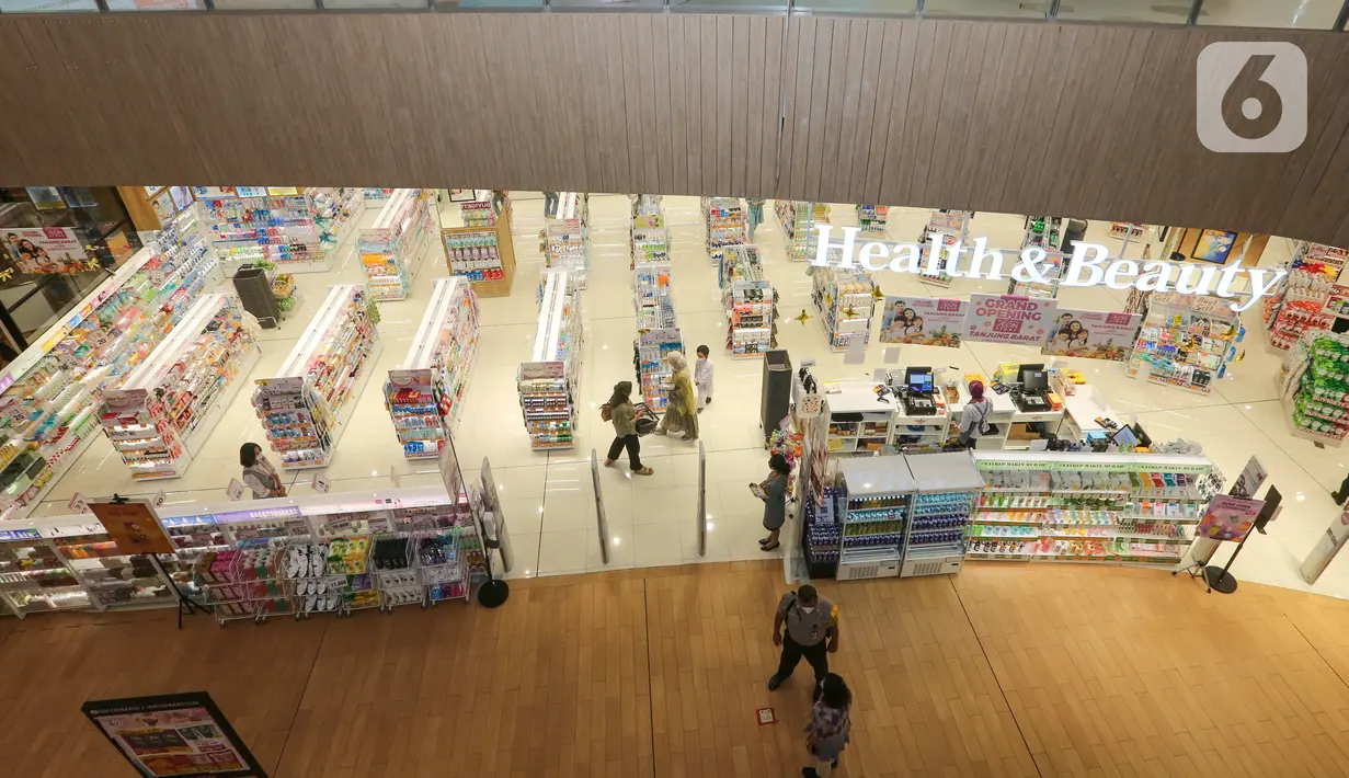 Pengunjung melintas di AEON MALL Tanjung Barat, Jakarta (20/05/2022). AEON MALL Tanjung Barat mendorong langkah 6R, yaitu Rethink, Reduce, Reuse, Recycle, Repair, dan Returnable yang bertujuan untuk mewujudkan masyarakat daur ulang berupa 100% kaleng, botol kaca, dan botol plastik yang dibuang di dalam gedung mall. (Liputan6.com/Fery Pradolo)