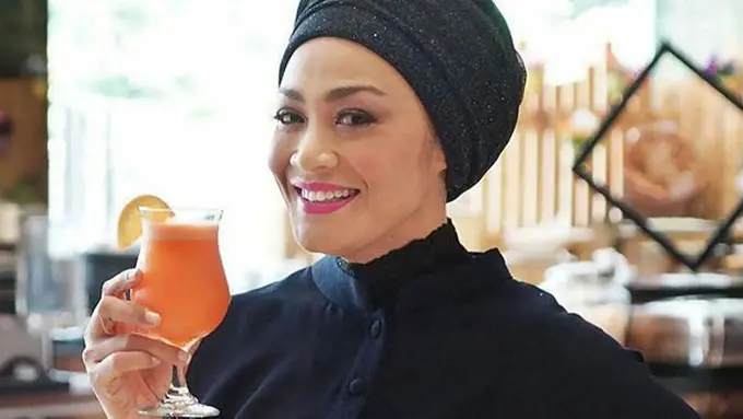 Dewi Hughes makin langsing dengan diet kenyang/copyright: instagram dewi hughes hypnoteraphy