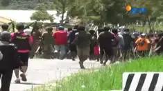 Kepulan Asap disertai kobaran api menghanguskan sejumlah rumah di Kota Baru Mulia, Puncak Jaya, Papua, Selasa pagi. 