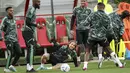 Para pemain Real Madrid mengikuti sesi latihan jelang berhadapan dengan wakil Asia, Al-Hilal pada final Piala Dunia Antarklub 2022, di Sale, Jumat (10/2/2023). Madrid, yang berstatus juara Liga Champions 2021/2022, menghajar Al-Ahly (runner-up CAF Champions League 2021/2022) dengan skor 4-1. (FADEL SENNA / AFP)