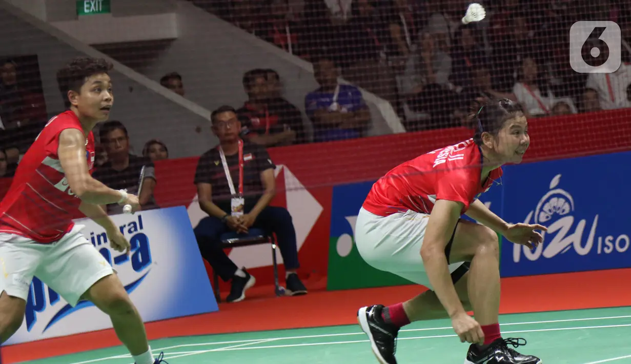 Pebulutangkis Indonesia, Greysia Polii/Apriyani Rahayu saat melawan Maiken Fruergaard/Sara Thygesen (Denmark) pada final ganda putri Indonesia Masters 2020 di Istora GBK, Jakarta, MInggu (19/1/2020). Greysia/Apriyani unggul 18-21 21-11 23-21. (Liputan6.com/Helmi Fithriansyah)