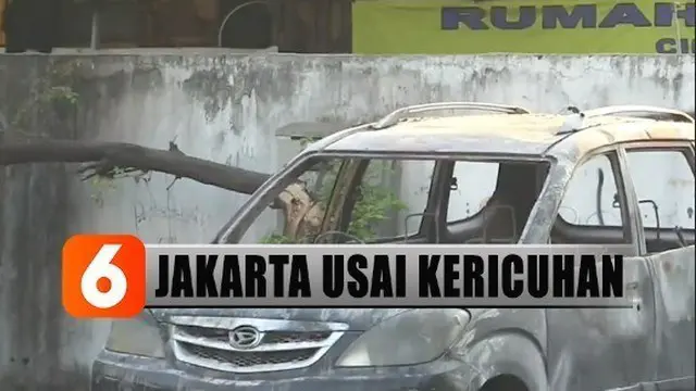 Mobil yang diparkir pemiliknya di depan Mapolsek Tanah Abang dirusak bahkan dibakar. Kaca-kaca bangunan dipecahkan. Pagar pembatas dirobohkan.