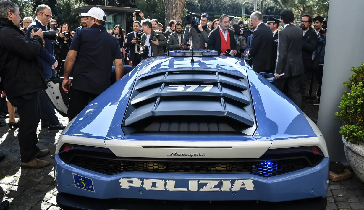 Mobil Lamborghini Huracan yang disumbangkan untuk kepolisian negara Italia di Kementerian Dalam Negeri, Roma, 30 Maret 2017. Ini merupakan unit Huracan kedua yang disumbangkan merek banteng mengamuk itu ke Polizia. (Andreas SOLARO/AFP)