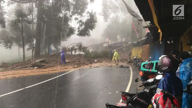 Longsor Terjadi di Tiga Titik, Arus Lalu Lintas Puncak Dialihkan