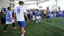 <p>Mantan pemain Manchester United dan Liverpool, Michael Owen (tengah) menyaksikan fun football 3x3 antara tim putih dan tim biru yang diperkuat oleh tim selebriti saat launching MOJI di Sumarecon Mall Serpong, Tangerang Selatan, Minggu (21/08/2022). (Bola.com/Bagaskara Lazuardi)</p>