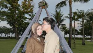 Pasutri Aurel Hermansyah dan Atta Halilintar rayakan ulang tahun pernikahan ke-5 dengan kejutan romantis, dari lamaran ulang hingga pesta kembang api. (Foto: Dok. Instagram @attahalilintar)