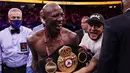 Yordenis Ugas dari Kuba merayakan kemenangan mutlak atas Manny Pacquiao, dari Filipina, dalam duel perebutan sabuk juara WBA super kelas welter di Las Vegas, Minggu (22/8/2021). Ugas masih dinyatakan sebagai pemilik sabuk juara WBA super kelas welter usai mengalahkan Pacquiao. (AP Photo/John Locher)