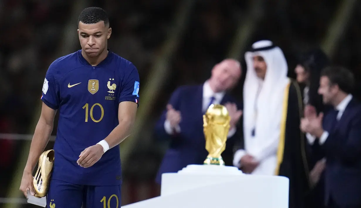 Penyerang Prancis, Kylian Mbappe menjadi top scorer Piala Dunia 2022 dengan delapan gol. Striker berusia 23 tahun itu mengungguli Lionel Messi yang membuat tujuh gol. (AP Photo/Natacha Pisarenko)