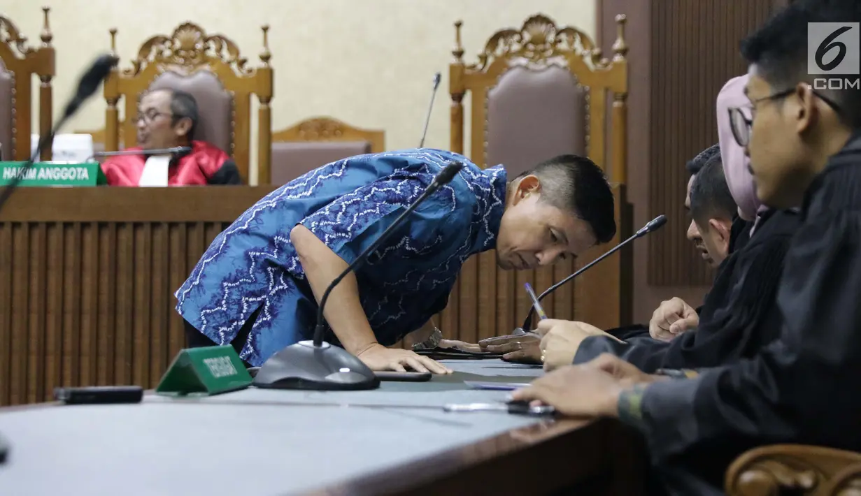 Terdakwa dugaan suap PT Krakatau Steel, Kurniawan Eddy Tjokro saat menjalani sidang pembacaan vonis di Pengadilan Tipikor, Jakarta, Kamis (15/8/2019). Direktur PT Tjokro Bersaudara tersebut divonis 1 tahun 3 bulan penjara dan denda sebesar Rp 100 juta. (Liputan6.com/Helmi Fithriansyah)