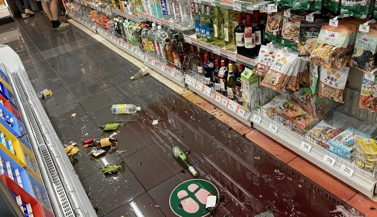 Barang-barang tergeletak di tanah di sebuah toko serba ada setelah gempa berkekuatan megnitudo 6,1 mengguncang ibu kota Tokyo dan sekitarnya di Jepang, Kamis (7/10/2021). (AFP/Jiji Press/STR)