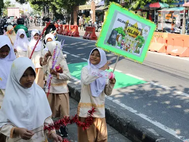 Sejumlah siswa-siswi SDN 1 Anyelir membawa poster dalam rangka memperingati Tahun Baru Islam 1 Muharram 1445 Hijriah di Depok, Jawa Barat, Selasa (18/7/2023). Pawai tersebut untuk memperingati Tahun Baru Islam 1 Muharram 1444 Hijriah yang jatuh pada 19 Juli 2023. (Liputan6.com/Herman Zakharia)