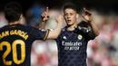 Pemain Real Madrid, Arda Guler melakukan selebrasi setelah mencetak gol ke gawang Granda pada laga lanjutan Liga Spanyol 2023/2024 di Nuevo Los Carmenes Stadium, Granada, Sabtu (11/05/2024). (AP Photo/Fermin Rodriguez)