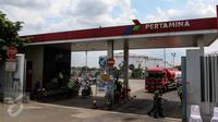 Petugas militer melintas di pintu masuk Depo Pertamina Plumpang, Jakarta Utara, Selasa (1/11). Meski adanya aksi mogok kerja Awak Mobil Tangki (AMT), di lokasi masih ada mobil-mobil tangki milik Pertamina yang beroperasi. (Liputan6.com/Faizal Fanani)