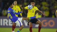 Pemain Kolombia U-20, Kevin Mantilla (kanan) berebut bola dengan pemain Brasil U-20 dalam pertandingan di Bogota, Jumat (10/2/2023) pagi WIB. (AP Photo/Fernando Vergara)