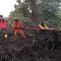 Petugas pemadam kebakaran menyemprotkan air untuk memadamkan api yang melalap lahan gambut di Kubu Raya, Kalimantan Barat, Indonesia, Selasa, 11 Agustus 2026. (Foto AP/Stefanus Taman)