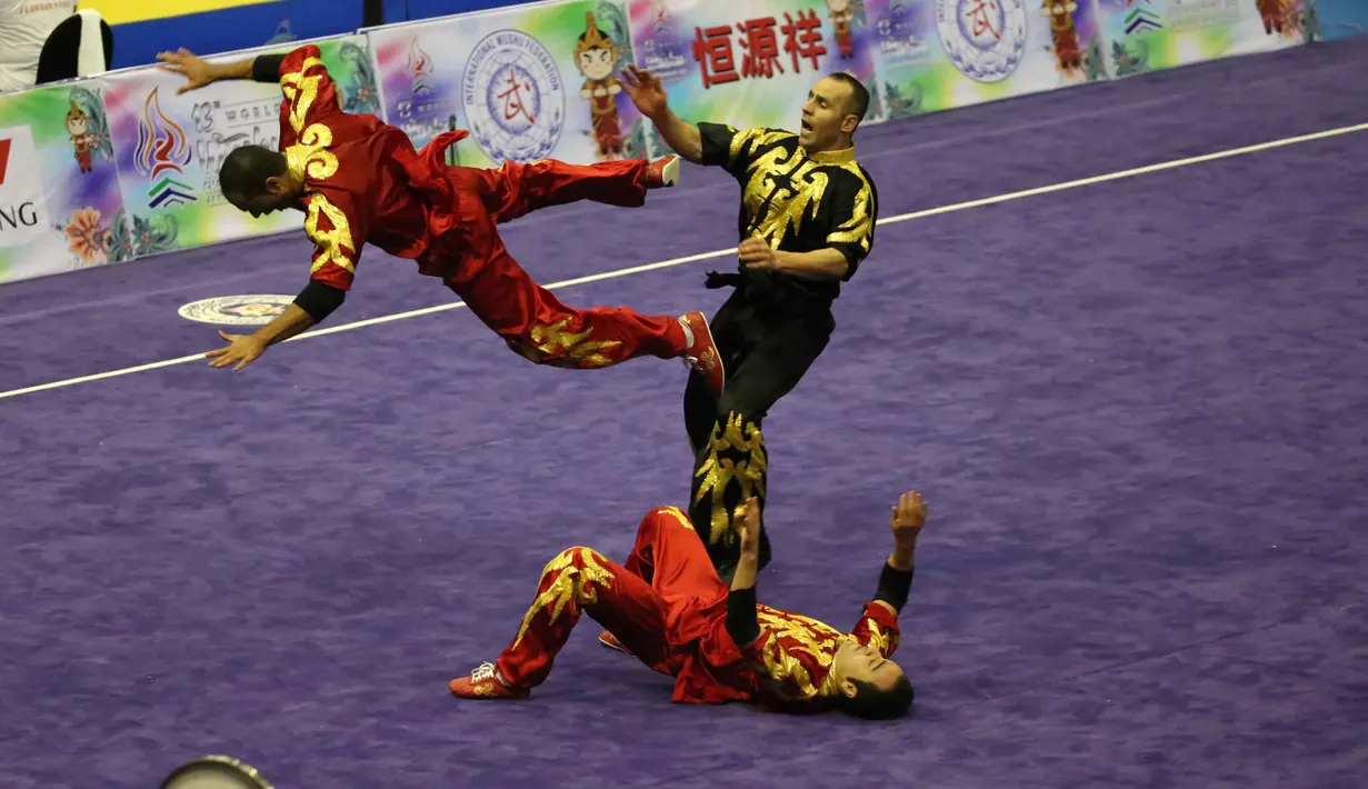 Atlet Wushu Asal Iran, beraksi saat kelas duel pada Kejuaraan Dunia Wushu 2015 di Istora, Senayan, Jakarta, Selasa (17//11/2015). (Bola.com/Nicklas Hanoatubun)