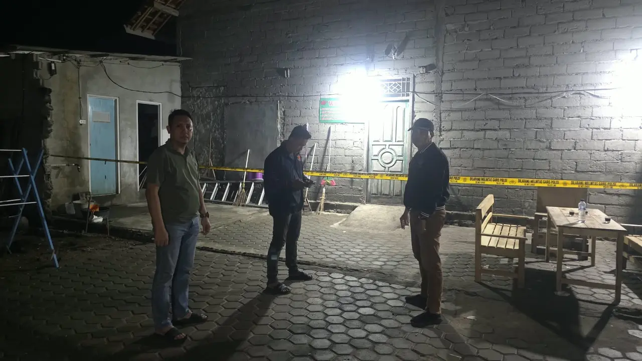 Polisi cek TKP keributan berujung penikaman di Lampung Timur, Lampung. (Liputan6.com/Istimewa)