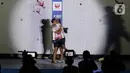 Atlet Panjat Tebing Putra Indonesia, Aspar (kanan) memeluk rekan setimnya, Kiromal Katibin merayakan kemenangan di Babak Final Kejuaraan Panjat Tebing Dunia IFSC 2022 di Jakarta, Sabtu (24/9/2022). Aspar menempati posisi utama dengan catatan waktu 5,39 detik. (Liputan6.com/Helmi Fithriansyah)