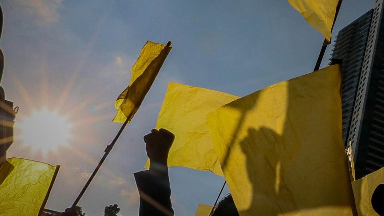 FOTO: Aksi Stop Pemilu Curang dan Praktik KKN, Massa Mahasiswa Kibarkan Bendera Kuning di Bundaran HI