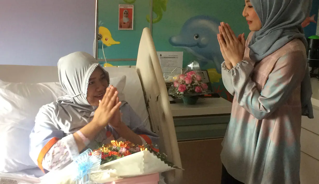 "Aku masih muda 23 tapi anak udah dua. Bagi aku, ibu adalah suatu pekerjaan yang ga ada perbandingan harganya karena mulia banget. Setinggi-tingginya karir wanita, pasti akan menjadi ibu juga," tuturnya. (Nurwahyunan/Bintang.com)