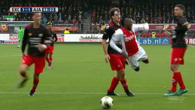 Gelandang pinjaman dari Chelsea, Bertrand Traore, mendapat kartu kuning usai ketahuan diving oleh wasit. This video presented by Ballball.