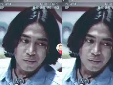 Kilas balik melihat Komeng masih muda, penampilannya tuai atensi publik dengan rambut gobdrong. Bahkan bila diperhatikan, penampilan Komeng ini mirip dengan gaya Ariel Noah yang dulu juga hits saat belah tengah. (Liputan6.com/IG/komengfc)
