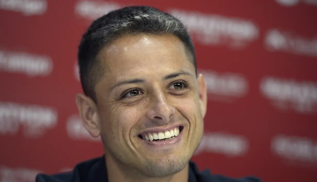 Penyerang baru Sevilla, Javier Hernandez 'Chicharito' tersenyum saat konferensi pers saat presentasi resminya di Sport City of Sevilla (2/9/2019). Chicharito menyita perhatian di Eropa setelah direkrut Manchester United dari Chivas pada 2010.(AFP Photo/Cristina Quicler)
