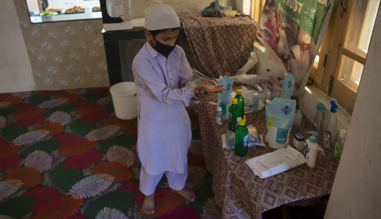 Seorang anak membersihkan tangannya setelah belajar Al-Quran selama Ramadan di Jammu Kashmir Al Fallah Yateem Trust, Srinagar, India, Kamis (7/5/2020). Para ulama dan otoritas agama setempat mendesak warga untuk beribadah di rumah untuk mencegah penyebaran virus corona COVID-19. (AP Photo/Dar Yasin)