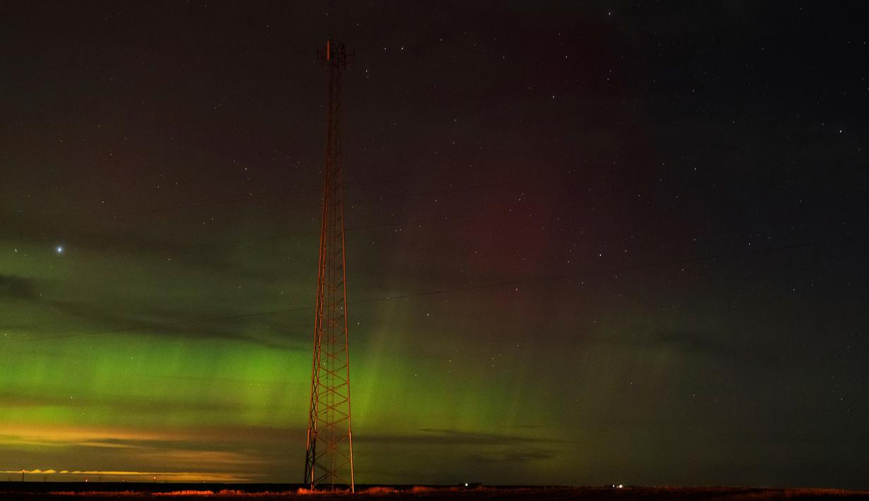 Sebuah aurora borealis, juga dikenal sebagai cahaya utara, terlihat pada langit malam dekat Washtucna, Washington, Amerika Serikat, 26 Februari 2023. Aurora adalah manifestasi nyata dari dampak matahari di Bumi. (AP Photo/Ted S. Warren)