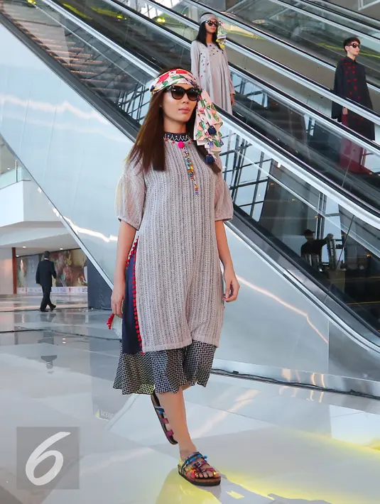 Sejumlah model berdiri di eskalator saat fashion show di Terminal 3 Ultimate Bandara Soekarno Hatta, Tangerang, Banten, Rabu (20/7). Model membawakan butaan Mel Ahrya dengan tema Happa. (Liputan6.com/Angga Yuniar)