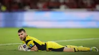 Kiper Timnas Indonesia, Maarten Paes, mengamankan bola di dalam dekapannya ketika menghadapi Bahrain dalam lanjutan Kualifikasi Piala Dunia 2026 zona Asia yang digelar di Stadion Utama Gelora Bung Karno (SUGBK), Senayan, Jakarta, Selasa (25/3/2025) malam WIB. (Bola.com/Bagaskara Lazuardi)